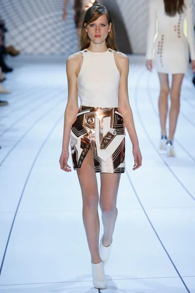 Look 16